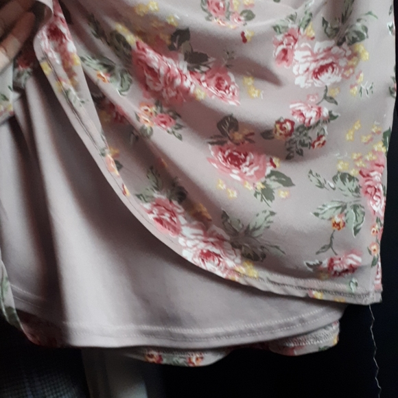 Sleeveless Floral Blouse - Picture 6 of 6